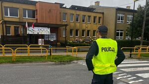 Policjanci przy szkołach pilnują bezpieczeństwa