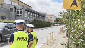 Policjanci przy szkołach pilnują bezpieczeństwa