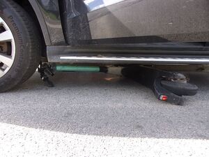 Hulajnoga leży pod samochodem,