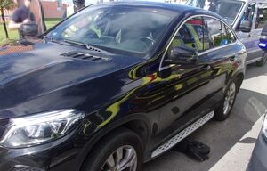 Hulajnoga leżąca na jezdni wystaje spod mercedesa