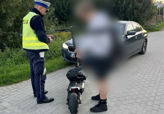 Policjanci kontrolują użytkowników hulajnóg i rowerów