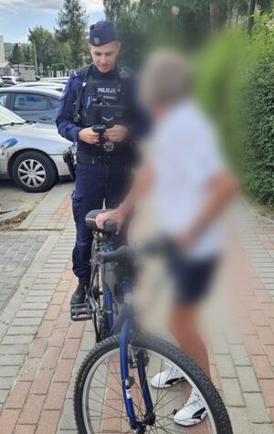 Policjanci kontrolują użytkowników hulajnóg i rowerów