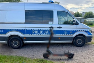 Policjanci kontrolują użytkowników hulajnóg i rowerów