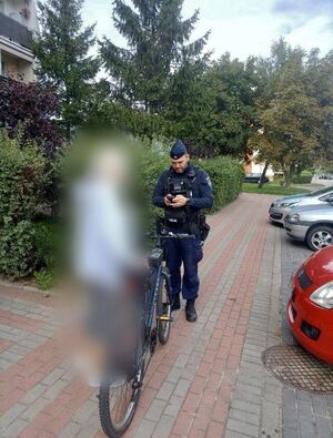 Policjanci kontrolują użytkowników hulajnóg i rowerów