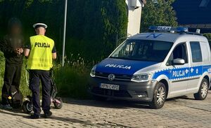 Policjanci kontrolują użytkowników hulajnóg i rowerów