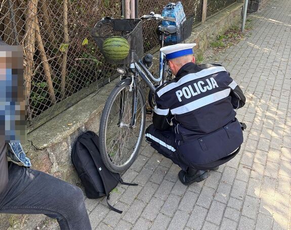 Policjanci kontrolują jednoślady, rowery, hulajnogi i inne urządzenia.