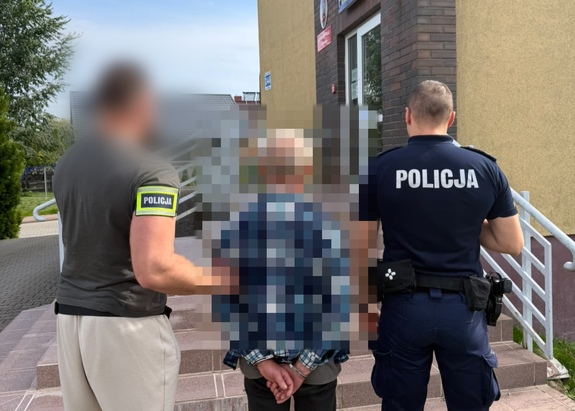Policjanci wprowadzają zatrzymanego do komisariatu w Gniewinie