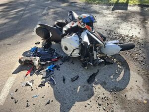 Motocykl suzuki leży na jezdni.