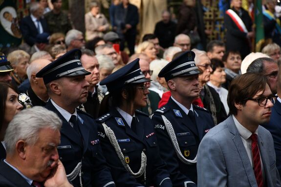 Komendanci uczestniczą w uroczystej Mszy Świętej na Piaśnicy i oddają hołd pomordowanym