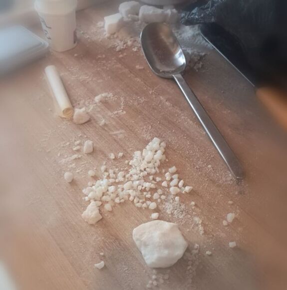 narkotyki leżące na desce kuchennej do krojenia