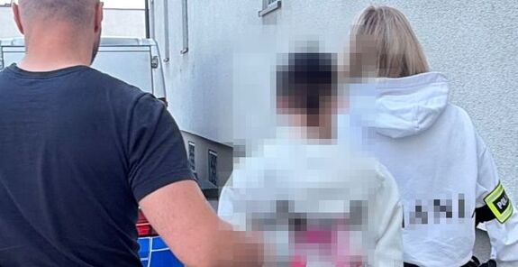 Policjanci Zespołu ds. Nieletnich prowadzą osobę nieletnią - zdjęcie jest poglądowe