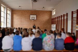 Policjanci prowadzą spotkania z uczniami w szkołach