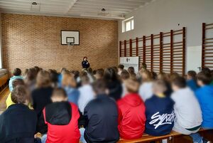 Policjanci prowadzą spotkania z uczniami w szkołach