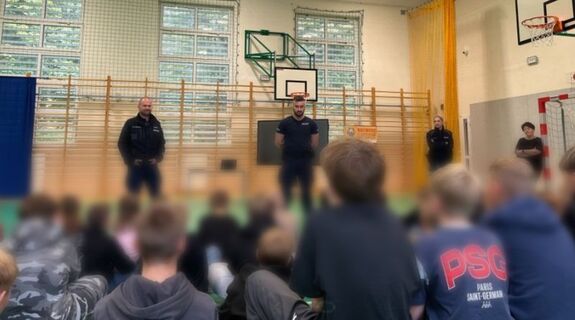 Policjanci prowadzą spotkania z uczniami w szkołach