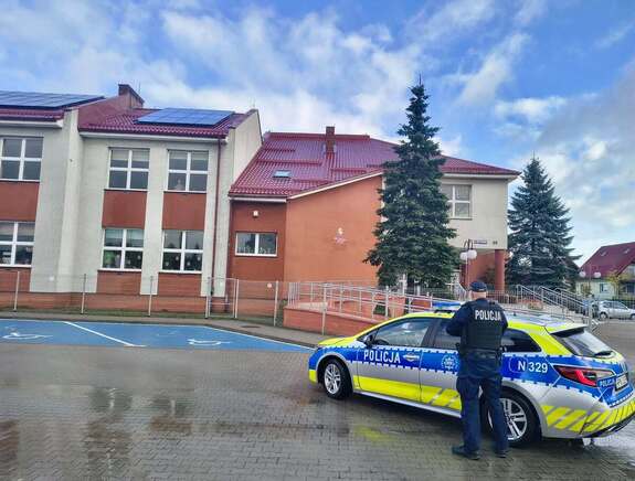Policjanci patrolują rejony przy szkołach.