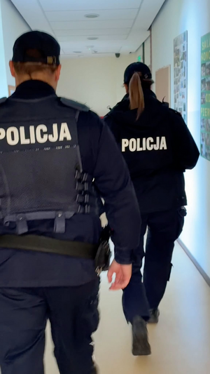 Policjanci patrolują rejony przy szkołach.