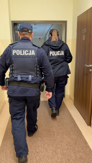 Policjanci patrolują rejony przy szkołach.