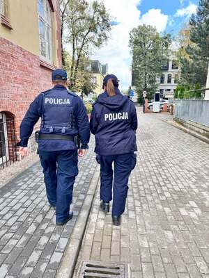 Policjanci patrolują rejony przy szkołach.