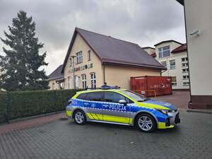 Policjanci patrolują rejony przy szkołach.