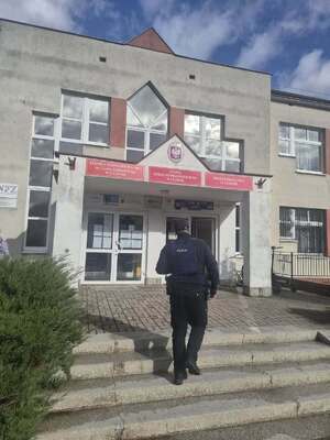 Policjanci patrolują rejony przy szkołach.