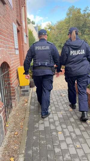 Policjanci patrolują rejony przy szkołach.