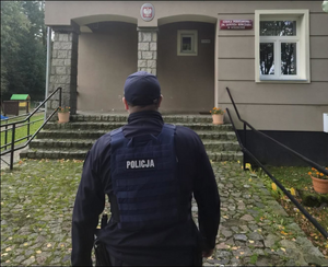 Policjanci patrolują rejony przy szkołach.