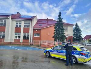 Policjanci patrolują rejony przy szkołach.