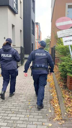 Policjanci patrolują rejony przy szkołach.