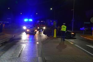 Pojazdy uczestniczące w zdarzeniu  i policjanci pracujący na jego miejscu