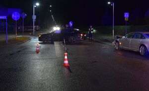 Pojazdy uczestniczące w zdarzeniu  i policjanci pracujący na jego miejscu