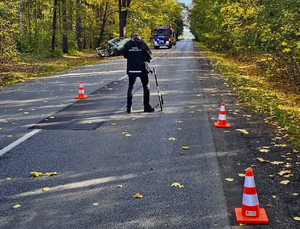 Policjanci pracują na miejscu wypadku