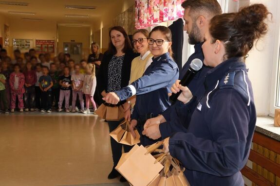 Policjanci prowadzą spotkanie i rozdają odblaski