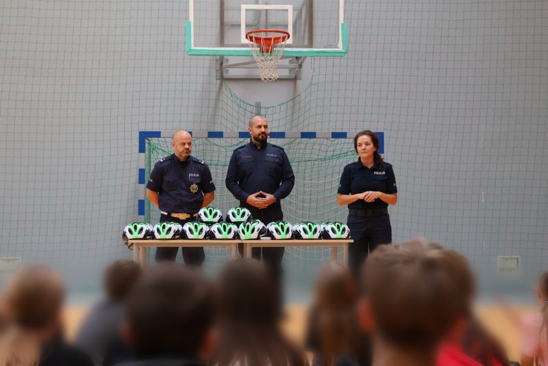 Policjanci wręczyli kaski rowerowe uczniom w Redzie