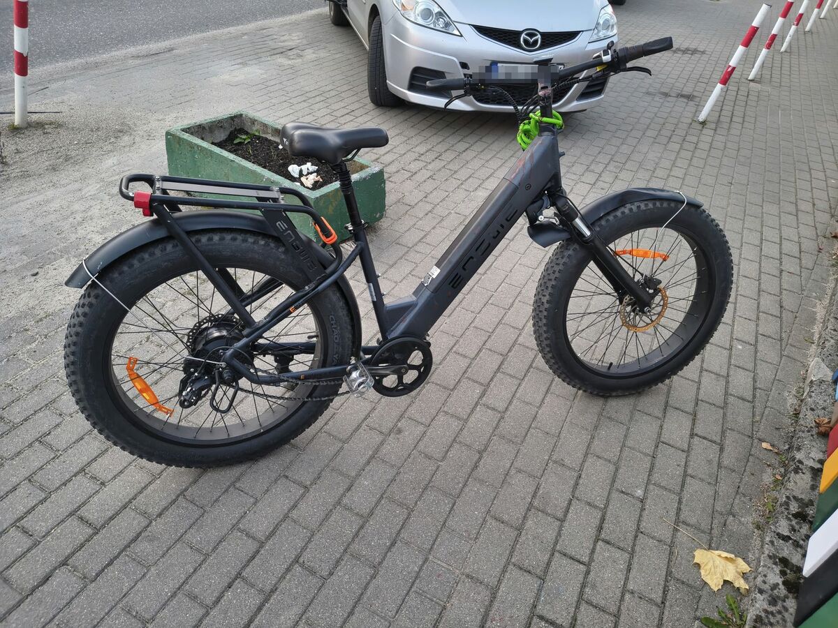 Wypadek samochodu i roweru elektrycznego w Bolszewie